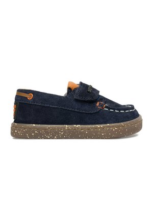 Navyblaue Wildleder-Halbschuh mit brauner, gesprenkelter Gummisohle, Klettverschluss, weißen Nähten und orangefarbenen Akzenten an Ferse und Zunge.