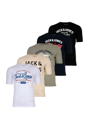 Fem kortærmede t-shirts i hvid, beige, olivengrøn, navy og sort, hver med forskellige "Jack & Jones" grafisketryk på forsiden.