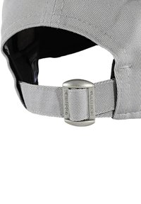 Cappello grigio con tessuto testurizzato e fibbia metallica sul retro. Presenta una visiera cucita e una cinghia regolabile per la personalizzazione della taglia.