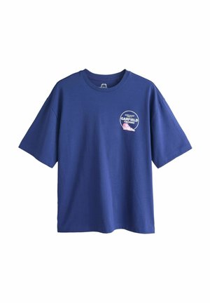 Tmavě modré tričko s krátkými rukávy a kulatým výstřihem, s malým bílým a růžovým nápisem „Garfield Techno Warehouse Party“ na levé straně hrudi.