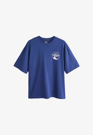 Marineblaues T-Shirt mit kurzen Ärmeln und Rundhalsausschnitt, mit kleinem weißem und pinkfarbenem "Garfield Techno Warehouse Party"-Grafik auf der linken Brust.