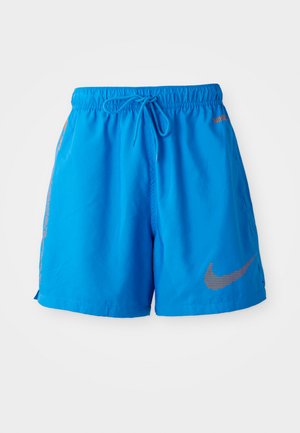 Shorts albaștri dintr-un material ușor, cu talie elastică și șnur de ajustare. Prezintă un logo Nike portocaliu imprimat.