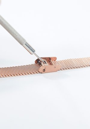 Victoria Hyde, Watch - braun