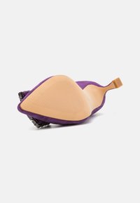 Suela de zapato de tacón alto de ante morado con fondo texturizado marrón claro, que presenta un diseño curvado y una pequeña pestaña en el talón para facilitar el uso.