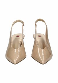 Beżowe lakierowane szpilki typu slingback z ostra końcówką i minimalistycznym wzornictwem. Wewnątrz znajduje się złote logo oraz mały dekoracyjny kwadrat.