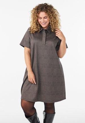Zizzi, KURZES KARIERTES KLEID MIT HEMDKRAGEN - Φόρεμα πουκάμισο - braun