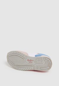 Zapatilla blanca con acentos en rosa, azul y gris. La suela de goma cuenta con un diseño texturizado y la marca "Pepe Jeans London" en rosa.