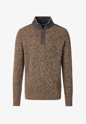 Bruine gebreide pullover met een kwart-rits kraag, textuurpatroon, contrasterende donkere schouderpanelen en ribgebreide mouwen en zoom.