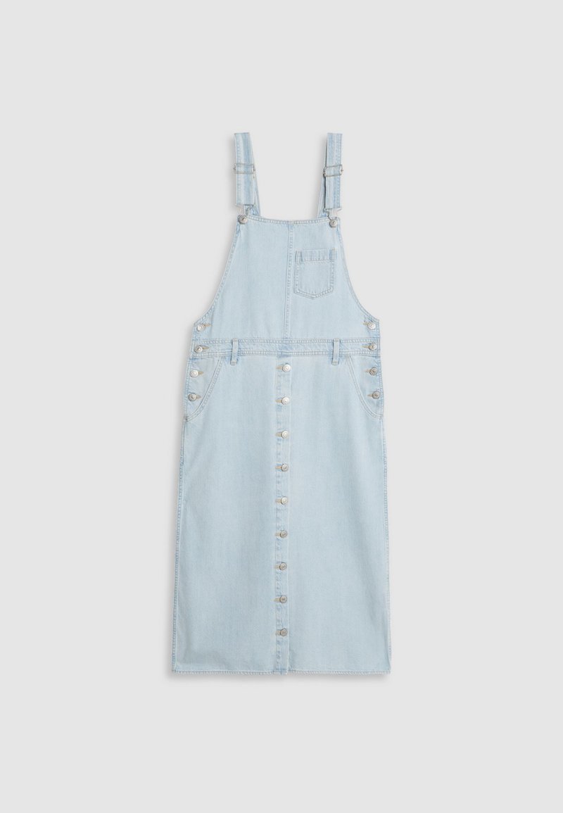 Hellblaues Jeans-Overallkleid mit verstellbaren Trägern, vorderem Knopfverschluss und seitlichen Taschen. Glatte Textur mit einfachem Design.