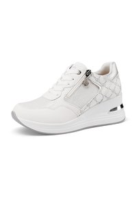 Sneaker bianco realizzato in materiale sintetico, con un pannello laterale testurizzato, chiusura con lacci, dettagli argentati e un rialzo trasparente sul tallone.