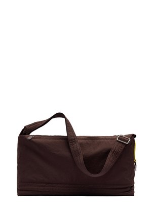 Ciemnobrązowa prostokątna torba materiałowa typu duffel z regulowanym paskiem na ramię i górnym zamkiem błyskawicznym.