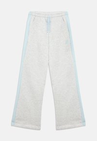 Ανοιχτό γκρι φόρμα με γαλάζιες παστέλ ρίγες στο πλάι, ελαστική μέση με κορδόνι και μαλακή υφή. Διαθέτει μπροστινές τσέπες και ένα διακριτικό λογότυπο.