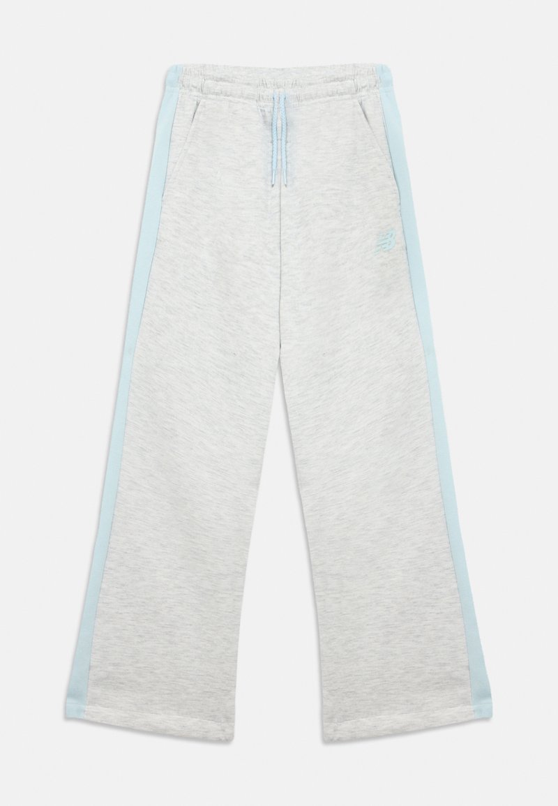 Ανοιχτό γκρι φόρμα με γαλάζιες παστέλ ρίγες στο πλάι, ελαστική μέση με κορδόνι και μαλακή υφή. Διαθέτει μπροστινές τσέπες και ένα διακριτικό λογότυπο.