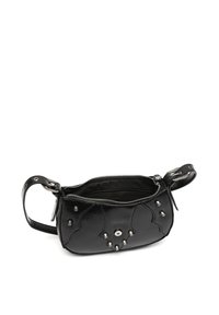 Borsa a tracolla nera in pelle con chiusura a zip, design curvo e dettagli in hardware argento. Presenta dei borchie decorative sulla parte anteriore e una maniglia singola.