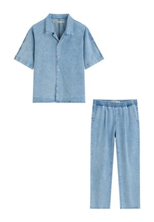 Chemise en denim bleu clair à manches courtes avec col et boutons, pantalon en denim assorti à taille élastique avec poches latérales.