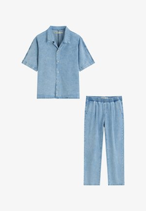 Chemise en denim bleu clair à manches courtes avec col et boutons, pantalon en denim assorti à taille élastique avec poches latérales.