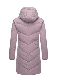 Lilla boblejakke med hette, med chevronmønster og lange ermer. Myk tekstur og midtlengde design for varme.