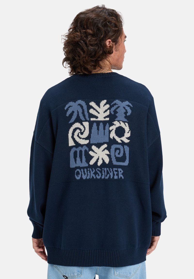 Suéter de malha azul-marinho com um grande design gráfico multicolorido nas costas, com padrões abstratos e o nome da marca "Oursilver" na parte inferior.