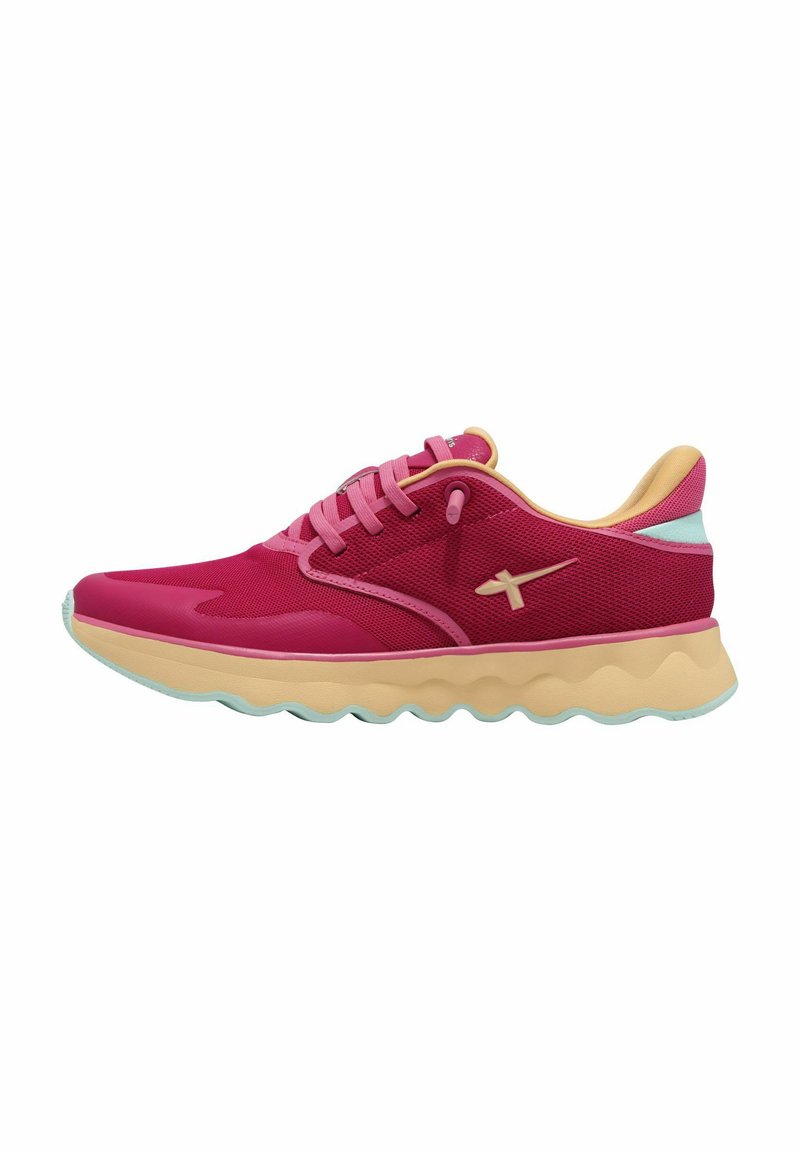 Scarpa sportiva rossa e rosa con tessuto a rete, punta arrotondata e suola ondulata con accenti beige e azzurri chiari. Presenta lacci abbinati e logo.
