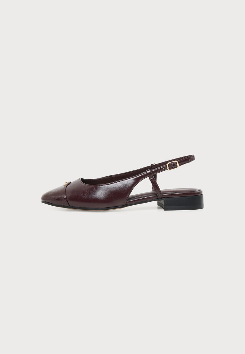 Chaussure plate slingback en cuir marron foncé avec bout pointu, petit détail doré sur le devant et bride latérale réglable avec boucle.