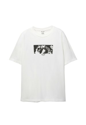 Witte katoenen t-shirt met korte mouwen, met een rechthoekige zwarte grafische print die karakters toont, met de tekst "ARCANE" onderaan.