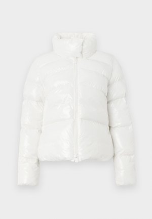 Giacca puffer bianca con colletto alto, chiusura con zip e design trapuntato. Realizzata in materiale lucido, caratterizzata da una vestibilità corta e maniche lunghe.