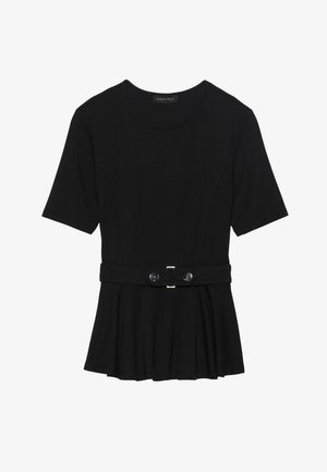 Top negro de manga corta fabricado en un material suave, con un diseño de peplum y una cintura ceñida con un cinturón que incluye dos botones redondos en tono plateado.