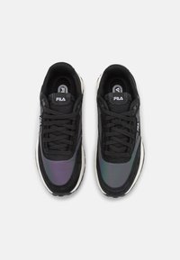 Sneaker da corsa neri con accenti iridescenti, parte superiore in rete e sintetico, lacci neri, collare imbottito e suola testurizzata per la presa.