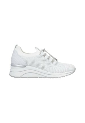 Baskets de sport blanches en maille avec lacets élastiques argentés, talon rembourré et semelle texturée conçues pour le confort et un usage décontracté.