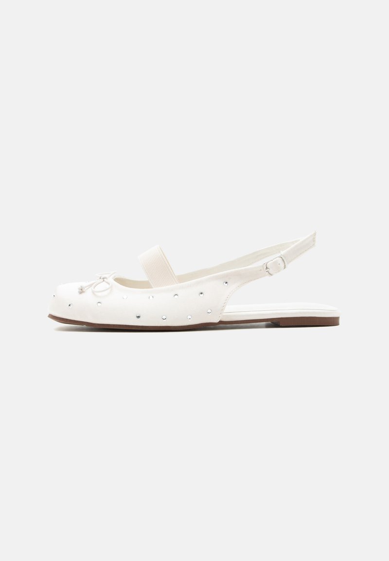 Λευκό επίπεδο παπούτσι slingback με λουράκι στον αστράγαλο, ελαστική ταινία κατά μήκος του ποδιού, μικρό φιόγκο και διάσπαρτα ασημένια καρφάκια.