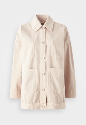 Šviesiai rožinė džinsinė striukė su klasikiniu apykakle, priekyje užsegama sagomis, dviem krūtinės kišenėmis ir dviem didelėmis priekinėmis kišenėmis. Sklandi tekstūra.