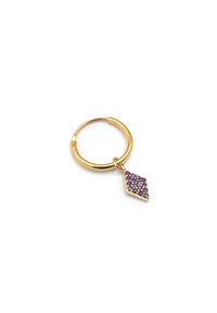 Orecchino a cerchio in oro con pendente a forma di diamante decorato con strass viola, superficie metallica liscia e chiusura sicura.