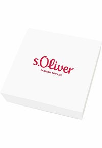 Caja de regalo cuadrada blanca con una textura suave; presenta un logo rojo "s.Oliver" y el texto "MODA PARA LA VIDA" impreso en la parte superior.