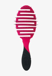 Cepillo de pelo con cabeza de plástico rosa y mango de goma negra, que presenta cerdas anchas y flexibles y espacios abiertos para desenredar.