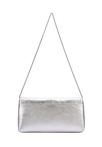 Zilveren metallic clutch tas met een slank rechthoekig ontwerp, voorzien van een gestructureerde afwerking en een kettingriem om te dragen.