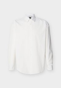 Λευκό πουκάμισο με μακριά μανίκια και κουμπιά, με διακριτικές κάθετες ρίγες και μυτερό γιακά, απλωμένο επίπεδα πάνω σε ανοιχτό φόντο.