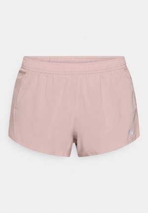 Lyserøde sportsshorts med elastik i taljen, sidelommer og et diskret logo nederst på højre side. Glat tekstur.