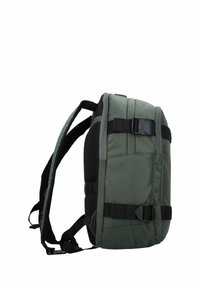 Mochila de tela verde con forma rectangular; presenta correas ajustables, acentos negros y un cierre lateral con hebilla.