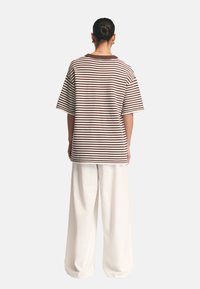 ST MRLO VACATION - Apdrukāts T-krekls - chocolate stripe