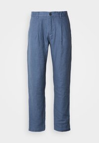 Blauwe linnen broek met een ontspannen pasvorm, voorzien van een knoopsluiting, plooien en rechte pijpen. Soepele textuur zonder zichtbare patronen.
