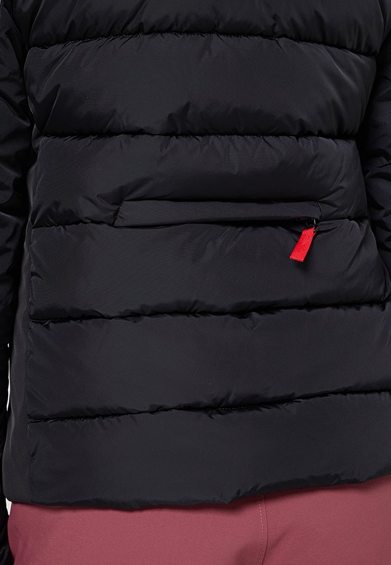 Schwarze Daunenjacke mit horizontalen Steppbereichen, ausgestattet mit einer Reißverschlusstasche mit rotem Zugband und einer glatten, matten Oberfläche.
