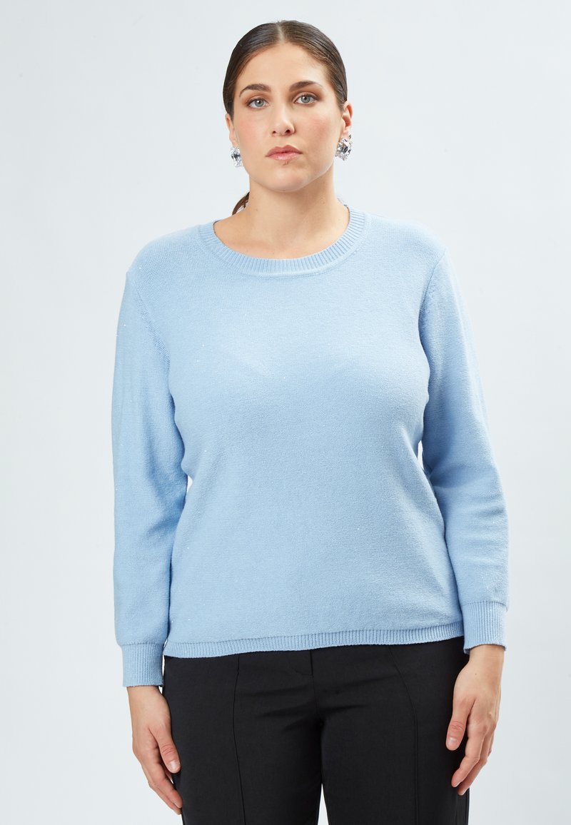 Lys blå sweater lavet af et blødt, tekstureret stof. Har en rund hals og lange ærmer med ribbede manchetter og kant.