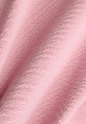 Tissu rose clair avec une texture lisse et un motif tricoté fin, présentant de subtiles variations de couleur et de profondeur.