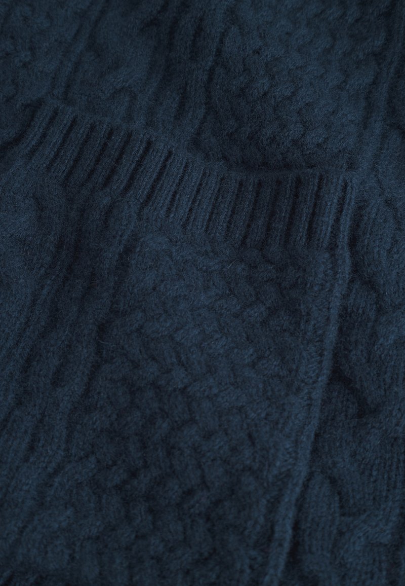Navy-blaues Kabelstrick-Pullover aus weicher Wolle, mit einem strukturierten Muster und gerippten Kanten, das Wärme und kunstvolles Design unterstreicht.
