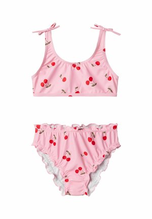 Costume da bagno a due pezzi rosa con stampa di ciliegie. Il top ha spalline regolabili; i pantaloni presentano bordi arricciati. Realizzato in materiale morbido ed elastico.