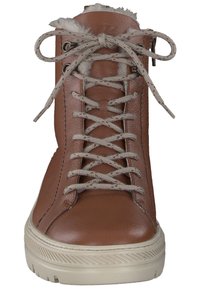 Sneaker montante en cuir marron avec semelle en caoutchouc beige. Comprend des lacets texturés et une doublure intérieure douce, ainsi qu'un détail de fermeture éclair sur le côt�é.