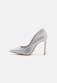 Hopeakorkoiset pumppikengät, joissa on terävä kärki, koristeltuna strasseilla, sileä pinta ja stiletto-korko, joka kapenee kärkiosastaan.