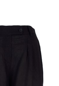 Zwarte broek van een gestructureerde stof met een platte tailleband, voorplooien en een enkele knoopsluiting.