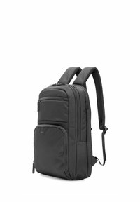 Kompaktowy czarny plecak z wyściełanymi, regulowanymi paskami na ramiona, wieloma zamykanymi na suwak przegródkami oraz przednią kieszenią na białym tle.