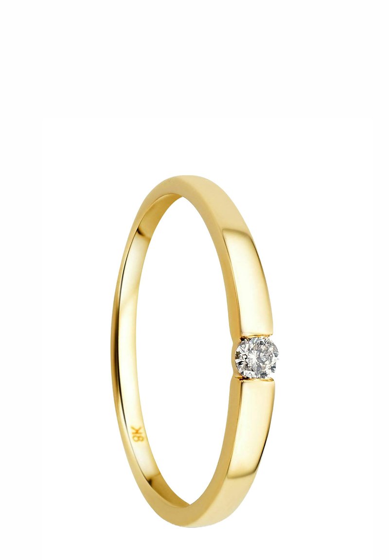 Zlatý prsteň s lešteným pásikom a centrálnym okrúhlym diamantovým akcentom. Dizajn je elegantný, hladký a minimalistický.